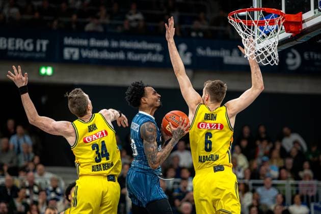 Szene mit Niklas Würzner (2; MLP Academics Heidelberg) zwischen Justin Bean (34; Alba Berlin) und Malte Delow (6; Alba Berlin) unter dem Korb easyCredit BBL: MLP Academics Heidelberg – Alba Berlin - 06.03.2026