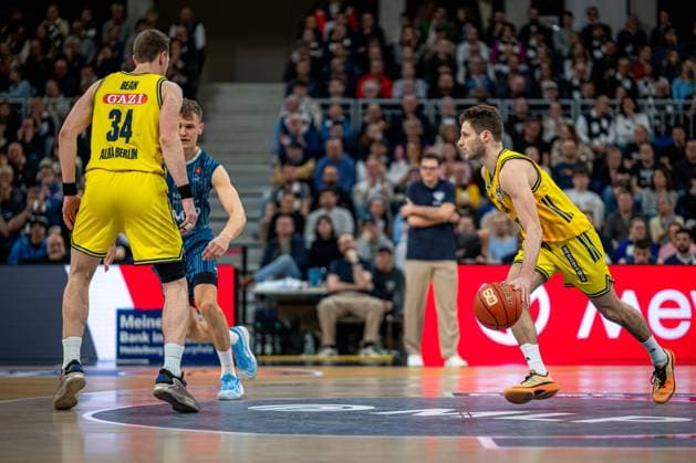 Spielaktion mit Justin Bean (34; Alba Berlin) und Niklas Würzner (2; MLP Academics Heidelberg) easyCredit BBL: MLP Academics Heidelberg – Alba Berlin - 06.03.2026