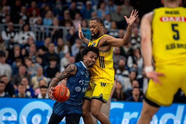Szene mit Michael Weathers (20; MLP Academics Heidelberg) und Sam Griesel (5; Alba Berlin) in intensivem Zweikampf easyCredit BBL: MLP Academics Heidelberg – Alba Berlin - 06.03.2026