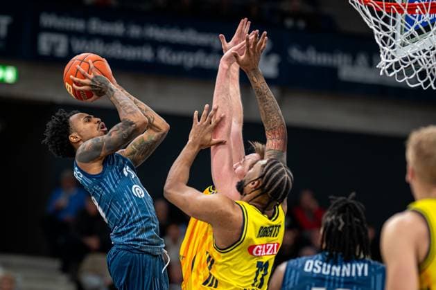 Spielaktion mit Michael Weathers (20; MLP Academics Heidelberg) im Wurf gegen Jwan Roberts (13; Alba Berlin) easyCredit BBL: MLP Academics Heidelberg – Alba Berlin - 06.03.2026