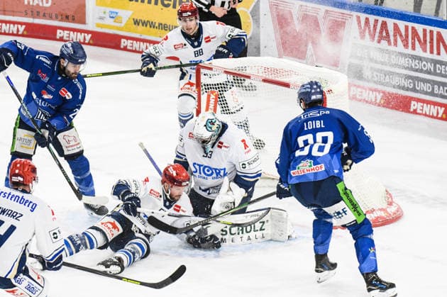 Straubing Tigers vs. Schwenninger Wild Wings, Eishockey, Deutsche Eishockey Liga, Penny DEL, 49.Spieltag, Saison 2025 2026, 06.03.2026 Justin Scott (Straubing Tigers ) vergibt den Treffer vor Christopher Gibson (Schwenninger Wild Wings), Eishockey Herren, Deutsche Eishockey Liga, Penny DEL, 49.Spieltag, Saison 2025 2026 am 06.03.2026 im Eisstadion am Pulverturm, Straubing Tigers (blau) gegen Schwenninger Wild Wings (weiß) *** Straubing Tigers vs Schwenninger Wild Wings, Ice Hockey, Deutsche Eishockey Liga, Penny DEL, 49 Spieltag, Saison 2025 2026, 06 03 2026 Justin Scott Straubing Tigers misses the goal in front of Christopher Gibson Schwenninger Wild Wings , Eishockey Herren, Deutsche Eishockey Liga, Penny DEL, 49 Spieltag, Saison 2025 2026 am 06 03 2026 im Eisstadion am Pulverturm, Straubing Tigers blue vs Schwenninger Wild Wings white