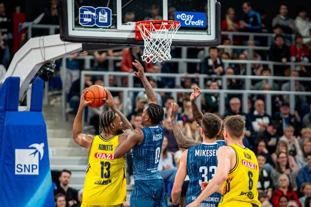 Spielaktion mit Jwan Roberts (13; Alba Berlin) und DJ Horne (0; MLP Academics Heidelberg) sowie Ryan Mikesell (33; MLP Academics Heidelberg) und Malte Delow (6; Alba Berlin) unter dem Korb easyCredit BBL: MLP Academics Heidelberg – Alba Berlin - 06.03.2026