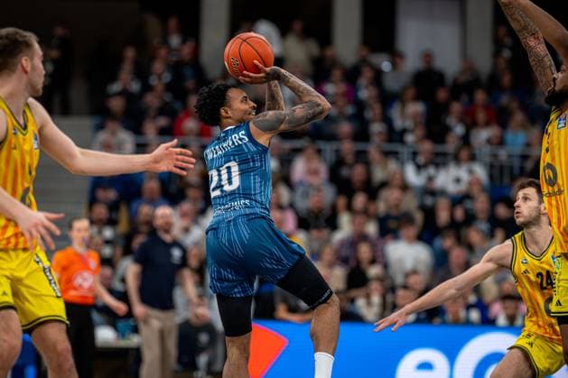 Spielaktion mit Michael Weathers (20; MLP Academics Heidelberg) gegen mehrere Spieler von Alba Berlin easyCredit BBL: MLP Academics Heidelberg – Alba Berlin - 06.03.2026