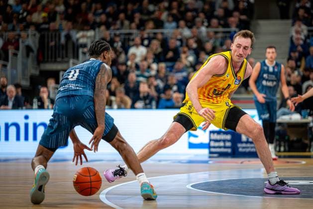 Szene mit Jack Kayil (7; Alba Berlin) und Paul Zipser (9; MLP Academics Heidelberg) in intensivem Zweikampf easyCredit BBL: MLP Academics Heidelberg – Alba Berlin - 06.03.2026