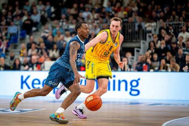 Szene mit Moses Wood (11; Alba Berlin) und DJ Horne (0; MLP Academics Heidelberg) in Aktion easyCredit BBL: MLP Academics Heidelberg – Alba Berlin - 06.03.2026