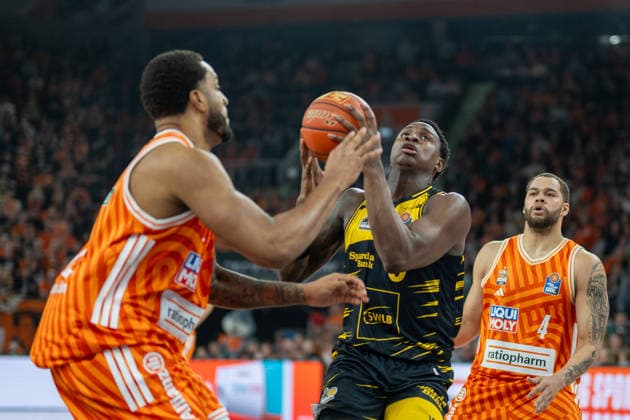 Joel Soriano (ratiopharm ulm, 12), Babacar Sane (MHP RIESEN Ludwigsburg, 00), Christopher Ledlum (ratiopharm ulm, 04), GER, ratiopharm Ulm vs. MHP Riesen Ludwigsburg, Basketball Bundesliga, easycredit BBL, 22. Spieltag, Spielzeit 2025 2026, 06.03.2026, GER, ratiopharm Ulm vs. MHP Riesen Ludwigsburg, Basketball Bundesliga, easycredit BBL, 22. Spieltag, Spielzeit 2025 2026, 06.03.2026 Neu-Ulm Copyright: xEibner-Pressefoto SaschaxWaltherx EP_EER