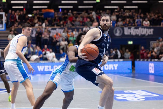 Nemanja Djurisic (MBC, 42), Nahiem Alleyne (Skyliners, 4), Syntainics MBC vs. Skyliners Frankfurt, Basketball, 1. Bundesliga, Maenner, 22. Spieltag, Hauptrunde, Saison 2025 26, 06.03.2026. Weißenfels Stadthalle Sachsen-Anhalt Deutschland