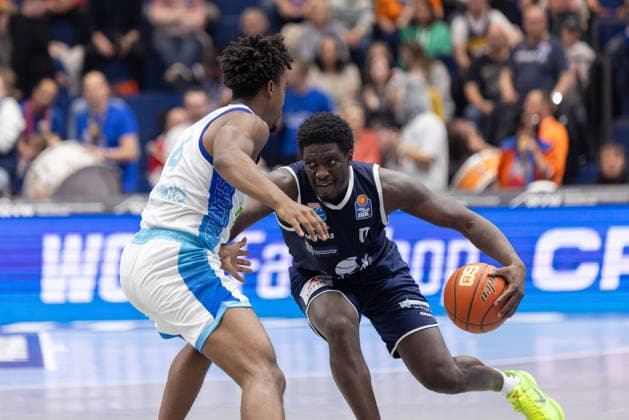 Nahiem Alleyne (Skyliners, 4), Khyri Thomas (MBC, 0), Syntainics MBC vs. Skyliners Frankfurt, Basketball, 1. Bundesliga, Maenner, 22. Spieltag, Hauptrunde, Saison 2025 26, 06.03.2026. Weißenfels Stadthalle Sachsen-Anhalt Deutschland
