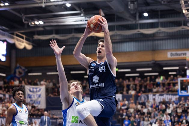 Jacob Holt (Skyliners, 10), Jure Planinic (MBC, 44), Syntainics MBC vs. Skyliners Frankfurt, Basketball, 1. Bundesliga, Maenner, 22. Spieltag, Hauptrunde, Saison 2025 26, 06.03.2026. Weißenfels Stadthalle Sachsen-Anhalt Deutschland