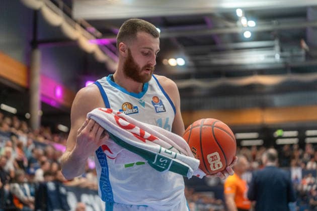 Radii Caisin (Skyliners Frankfurt, 16) säubert den Spielball Syntainics MBC vs. Skyliners Frankfurt, Basketball, 1. Basketball Bundesliga, 22. Spieltag, Saison 2025 2026, 06.03.2026 Syntainics MBC vs. Skyliners Frankfurt, Basketball, 1. Basketball Bundesliga, 22. Spieltag, Saison 2025 2026, 06.03.2026 Weissenfels Copyright: xEibner-Pressefoto PiaxSchindlerx EP_PSR