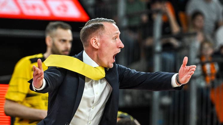 GER, BBL, ratiopharm Ulm vs MHP Riesen Ludwigsburg 06.03.2026, ratiopharm arena, Neu-Ulm, GER, BBL, ratiopharm Ulm vs MHP Riesen Ludwigsburg, im Bild Mikko Riipinen (Ludwigsburg) laesst die Krawatte fliegen