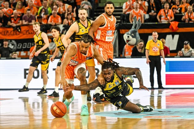 GER, BBL, ratiopharm Ulm vs MHP Riesen Ludwigsburg 06.03.2026, ratiopharm arena, Neu-Ulm, GER, BBL, ratiopharm Ulm vs MHP Riesen Ludwigsburg, im Bild Tray Buchanan (Ludwigsburg, 2) streckt sich vergeblich gegen Nelson Weidemann (Ulm, 0)