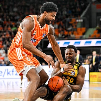 GER, BBL, ratiopharm Ulm vs MHP Riesen Ludwigsburg 06.03.2026, ratiopharm arena, Neu-Ulm, GER, BBL, ratiopharm Ulm vs MHP Riesen Ludwigsburg, im Bild Malik Osborne (Ulm, 10), Maxwell Dongmo Temoka (Ludwigsburg, 39)