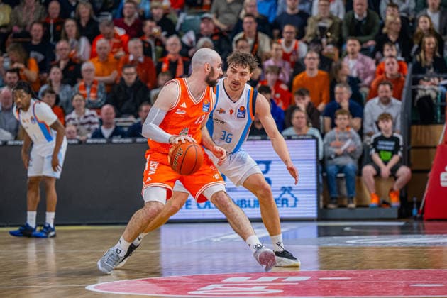 1. Basketball Bundesliga, easyCredit BBL, Saison 2025 2026, Herren, Hauptrunde, 22. Spieltag, 06.03.2026, RASTA Vechta - Science City Jena Tommy Kuhse ( 12 - RASTA Vechta) und Kristofer Krause ( 36 - Science City Jena) in Aktion Vechta RASTA Dome Niedersachsen Deutschland