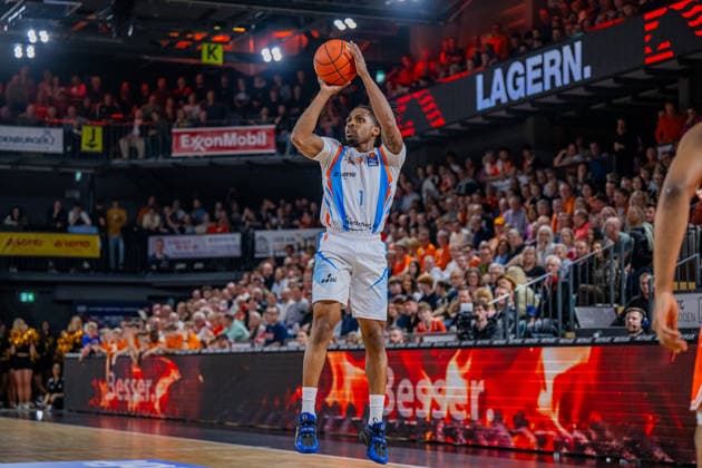 1. Basketball Bundesliga, easyCredit BBL, Saison 2025 2026, Herren, Hauptrunde, 22. Spieltag, 06.03.2026, RASTA Vechta - Science City Jena Uchenna Iroegbu ( 01 - Science City Jena) beim Jumpshot Vechta RASTA Dome Niedersachsen Deutschland