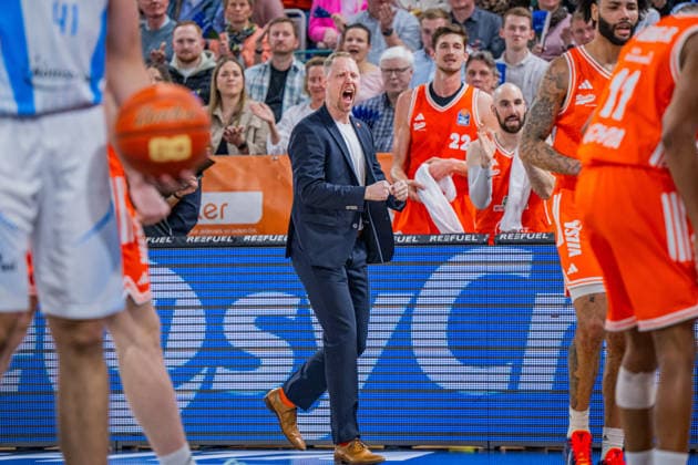 1. Basketball Bundesliga, easyCredit BBL, Saison 2025 2026, Herren, Hauptrunde, 22. Spieltag, 06.03.2026, RASTA Vechta - Science City Jena Christian Held (Head-Coach - RASTA Vechta) zeigt Emotionen während der Partie Vechta RASTA Dome Niedersachsen Deutschland
