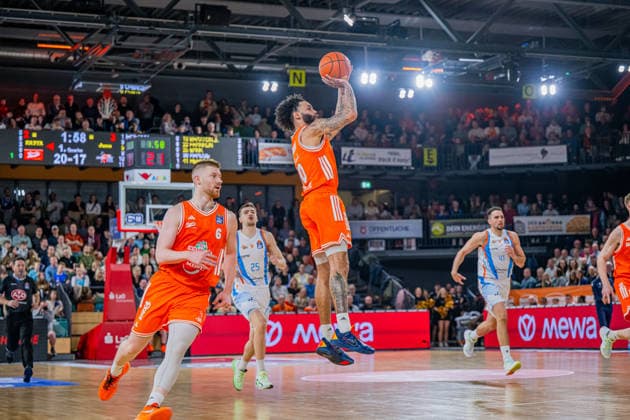 1. Basketball Bundesliga, easyCredit BBL, Saison 2025 2026, Herren, Hauptrunde, 22. Spieltag, 06.03.2026, RASTA Vechta - Science City Jena Tevin Brown ( 10 - RASTA Vechta) beim Jumpshot Vechta RASTA Dome Niedersachsen Deutschland