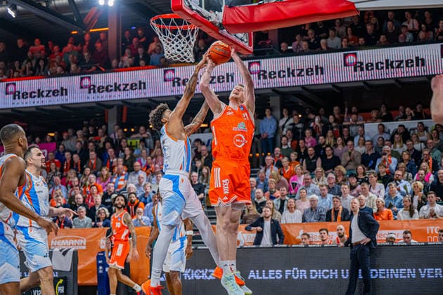 1. Basketball Bundesliga, easyCredit BBL, Saison 2025 2026, Herren, Hauptrunde, 22. Spieltag, 06.03.2026, RASTA Vechta - Science City Jena Lars Thiemann ( 21 - RASTA Vechta) beim Korbleger Vechta RASTA Dome Niedersachsen Deutschland