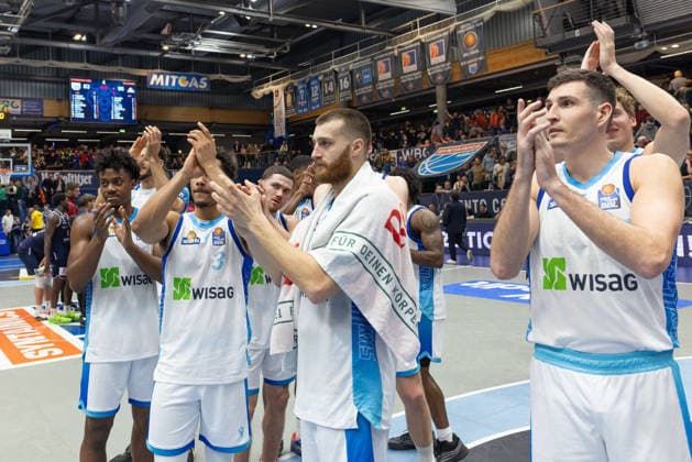 Die Skyliners nach dem 83:96 Auswärtssieg, Syntainics MBC vs. Skyliners Frankfurt, Basketball, 1. Bundesliga, Maenner, 22. Spieltag, Hauptrunde, Saison 2025 26, 06.03.2026. Weißenfels Stadthalle Sachsen-Anhalt Deutschland