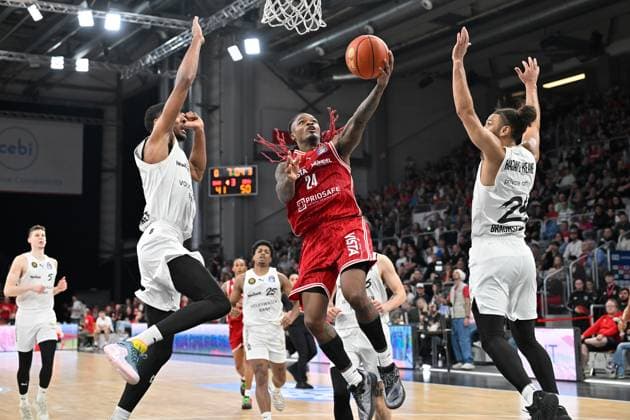 BAMBERG 06.03.2026 --- Basketball ---- easycredit 1. Basketball Bundesliga ---- 22. Spieltag: Bamberg Baskets vs Basketball Löwen Braunschweig --- Cobe Williams (24, Bamberg Baskets) gegen Kaza Kajami-Keane (24, Basketball Löwen Braunschweig) und David NGuessan (1, Basketball Löwen Braunschweig) Bamberg Baskets vs Basketball Löwen Braunschweig