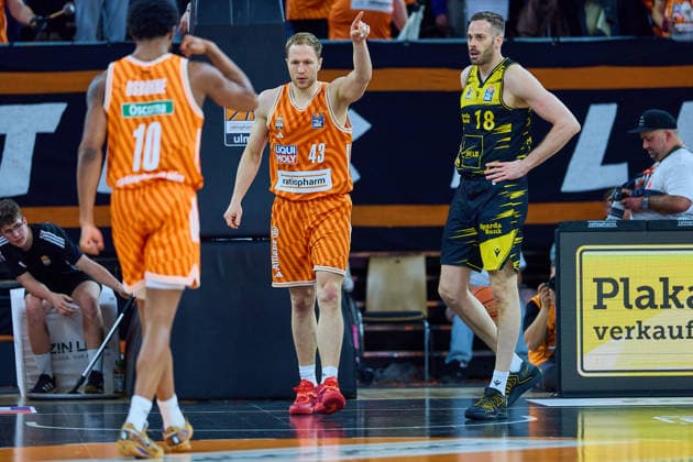 Malik Osborne (ratiopharm ulm, 10), 432u, Jonas Wolfarth-Bottermann (MHP Riesen Ludwigsburg, 18) GER, ratiopharm ulm vs. MHP Riesen Ludwigsburg, Basketball, 22. Spieltag, EasyCredit BBL, Spielzeit 2025 2026, 06.03.2026 GER, ratiopharm ulm vs. MHP Riesen Ludwigsburg, Basketball, 22. Spieltag, EasyCredit BBL, Spielzeit 2025 2026, 06.03.2026 Neu-Ulm Copyright: xEibner-Pressefoto GeraldxOelze-dexStoppanyx EP_ODS