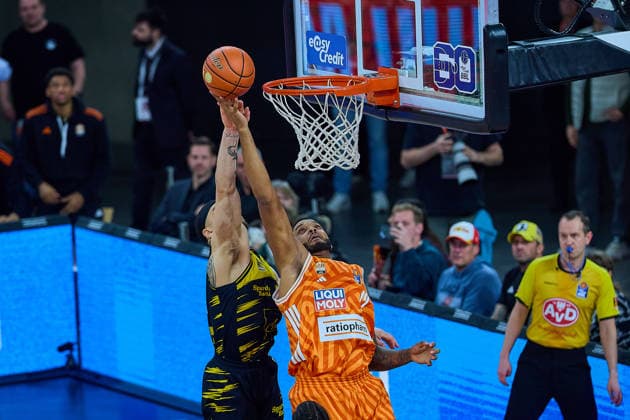 Stef Smith (MHP Riesen Ludwigsburg, 03), Rebound Joel Soriano (ratiopharm ulm, 12) GER, ratiopharm ulm vs. MHP Riesen Ludwigsburg, Basketball, 22. Spieltag, EasyCredit BBL, Spielzeit 2025 2026, 06.03.2026 GER, ratiopharm ulm vs. MHP Riesen Ludwigsburg, Basketball, 22. Spieltag, EasyCredit BBL, Spielzeit 2025 2026, 06.03.2026 Neu-Ulm Copyright: xEibner-Pressefoto GeraldxOelze-dexStoppanyx EP_ODS