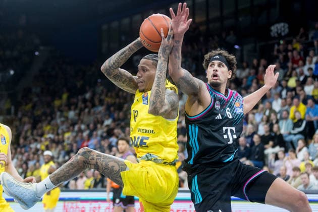 Oldenburg, Niedersachsen, DEU, 06.03.2026, Michale Kyser (links, EWE Baskets Oldenburg) und Michael Kessens (rechts, Telekom Baskets Bonn). EWE Baskets Oldenburg vs. Telekom Baskets Bonn. Basketball. 1. Basketball-Bundesliga Saison 2025 2026, 22. Spieltag, Grosse EWE Arena. EWE Baskets Oldenburg vs. Telekom Baskets Bonn
