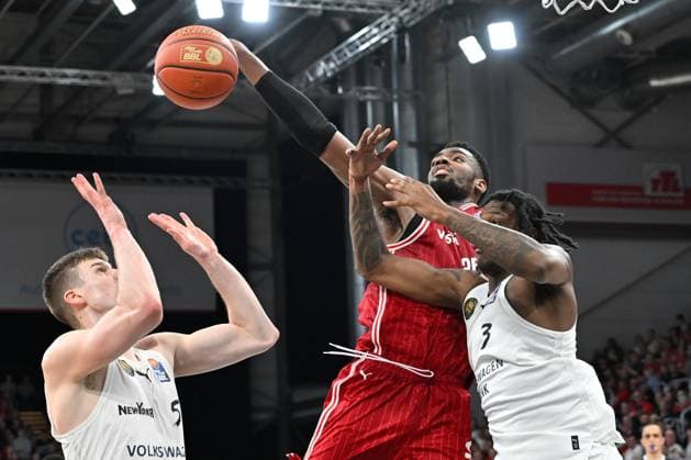BAMBERG 06.03.2026 --- Basketball ---- easycredit 1. Basketball Bundesliga ---- 22. Spieltag: Bamberg Baskets vs Basketball Löwen Braunschweig --- Ejofor Onu (35, Bamberg Baskets) gegen Luka Scuka (5, Basketball Löwen Braunschweig) und Josh Hawley (3, Basketball Löwen Braunschweig) Bamberg Baskets vs Basketball Löwen Braunschweig