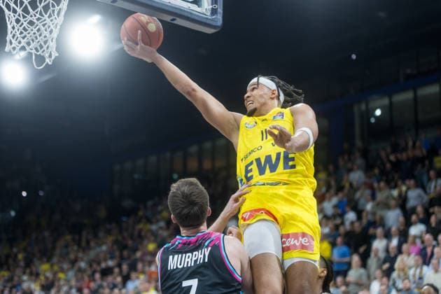 Oldenburg, Niedersachsen, DEU, 06.03.2026, Nicholas Tischler (rechts, EWE Baskets Oldenburg) und Grayson Murphy (links, Telekom Baskets Bonn), EWE Baskets Oldenburg vs. Telekom Baskets Bonn. Basketball. 1. Basketball-Bundesliga Saison 2025 2026, 22. Spieltag, Grosse EWE Arena. EWE Baskets Oldenburg vs. Telekom Baskets Bonn