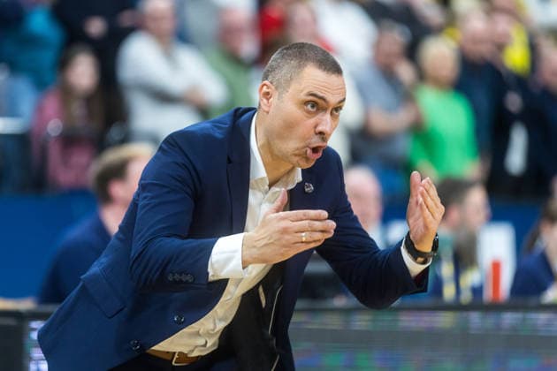 Oldenburg, Niedersachsen, DEU, 06.03.2026, Head-Coach Marko Stankovic (Telekom Baskets Bonn) gestikuliert an der Seitenlinie. EWE Baskets Oldenburg vs. Telekom Baskets Bonn. Basketball. 1. Basketball-Bundesliga Saison 2025 2026, 22. Spieltag, Grosse EWE Arena. EWE Baskets Oldenburg vs. Telekom Baskets Bonn