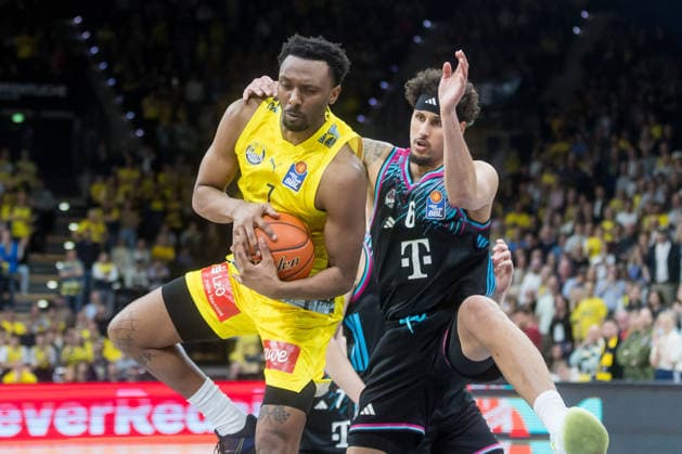 Oldenburg, Niedersachsen, DEU, 06.03.2026, Dakarai Tucker (links, EWE Baskets Oldenburg) und Michael Kessens (rechts, Telekom Baskets Bonn). EWE Baskets Oldenburg vs. Telekom Baskets Bonn. Basketball. 1. Basketball-Bundesliga Saison 2025 2026, 22. Spieltag, Grosse EWE Arena. EWE Baskets Oldenburg vs. Telekom Baskets Bonn