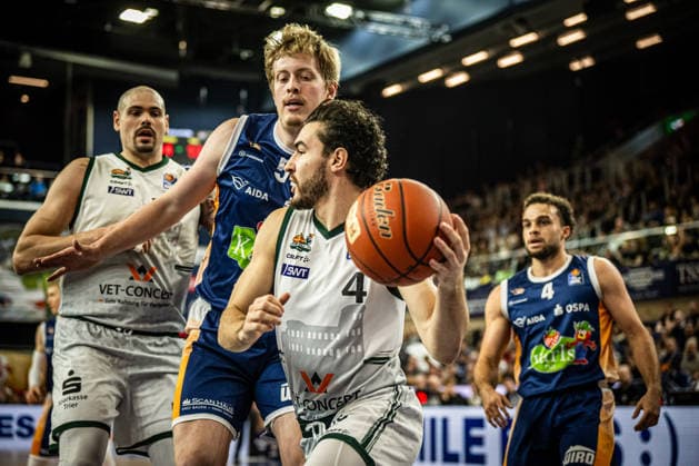 Rostock, Deutschland 06. März 2026: 1.BBL 2025 2026 Rostock Seawolves gegen VET-CONCEPT Gladiators Trier Im Bild: v. li. im Zweikampf Bent Leuchten (Rostock Seawolves) und Clay Guillozet (VET-CONCEPT Gladiators Trier) Copyright: xFotostandx xVoelkerx