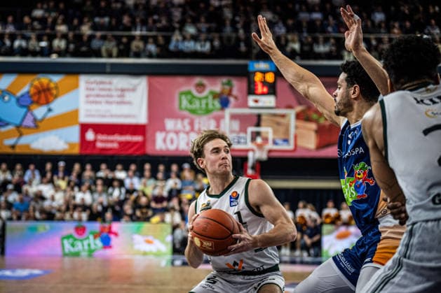 Rostock, Deutschland 06. März 2026: 1.BBL 2025 2026 Rostock Seawolves gegen VET-CONCEPT Gladiators Trier Im Bild: 1v.li. Steven Ashworth (VET-CONCEPT Gladiators Trier) mit Ball, Copyright: xFotostandx xVoelkerx