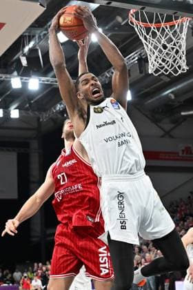 BAMBERG 06.03.2026 --- Basketball ---- easycredit 1. Basketball Bundesliga ---- 22. Spieltag: Bamberg Baskets vs Basketball Löwen Braunschweig --- David NGuessan (1, Basketball Löwen Braunschweig) gegen Moritz Krimmer (27, Bamberg Baskets) Bamberg Baskets vs Basketball Löwen Braunschweig
