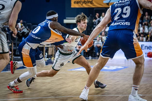 Rostock, Deutschland 06. März 2026: 1.BBL 2025 2026 Rostock Seawolves gegen VET-CONCEPT Gladiators Trier Im Bild: v. li. im Zweikampf TJ Crockett Jr. (Rostock Seawolves) und Steven Ashworth (VET-CONCEPT Gladiators Trier) Copyright: xFotostandx xVoelkerx