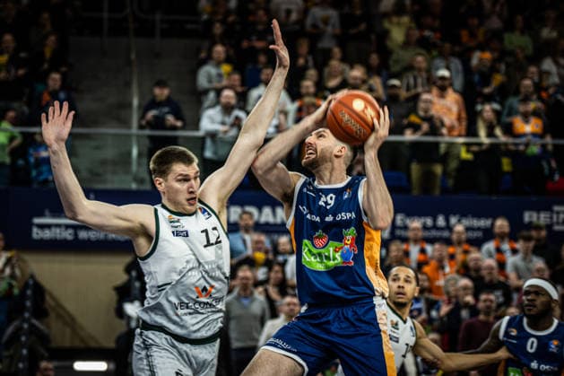 Rostock, Deutschland 06. März 2026: 1.BBL 2025 2026 Rostock Seawolves gegen VET-CONCEPT Gladiators Trier Im Bild: v. li. im Zweikampf Marten Linßen (VET-CONCEPT Gladiators Trier) und Owen Klassen (Rostock Seawolves) Copyright: xFotostandx xVoelkerx