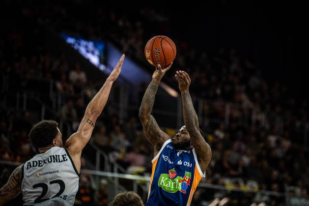 Rostock, Deutschland 06. März 2026: 1.BBL 2025 2026 Rostock Seawolves gegen VET-CONCEPT Gladiators Trier Im Bild: v.li. Nolan Adekunle (VET-CONCEPT Gladiators Trier) und TJ Crockett Jr. (Rostock Seawolves) Copyright: xFotostandx xVoelkerx