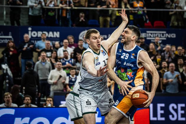 Rostock, Deutschland 06. März 2026: 1.BBL 2025 2026 Rostock Seawolves gegen VET-CONCEPT Gladiators Trier Im Bild: v. li. im Zweikampf Marten Linßen (VET-CONCEPT Gladiators Trier) und Owen Klassen (Rostock Seawolves) Copyright: xFotostandx xVoelkerx