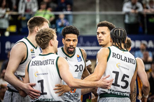 Rostock, Deutschland 06. März 2026: 1.BBL 2025 2026 Rostock Seawolves gegen VET-CONCEPT Gladiators Trier Im Bild:2.v.li. Steven Ashworth (VET-CONCEPT Gladiators Trier) , 3.v.li. Urald King (VET-CONCEPT Gladiators Trier) und 4.v.li. Jordan Roland (VET-CONCEPT Gladiators Trier) Copyright: xFotostandx xVoelkerx