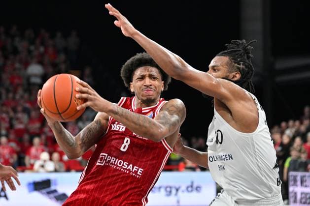 BAMBERG 06.03.2026 --- Basketball ---- easycredit 1. Basketball Bundesliga ---- 22. Spieltag: Bamberg Baskets vs Basketball Löwen Braunschweig --- Demarcus Demonia (8, Bamberg Baskets) zieht zum Korb gegen Chip Flanigan (30, Basketball Löwen Braunschweig) Bamberg Baskets vs Basketball Löwen Braunschweig