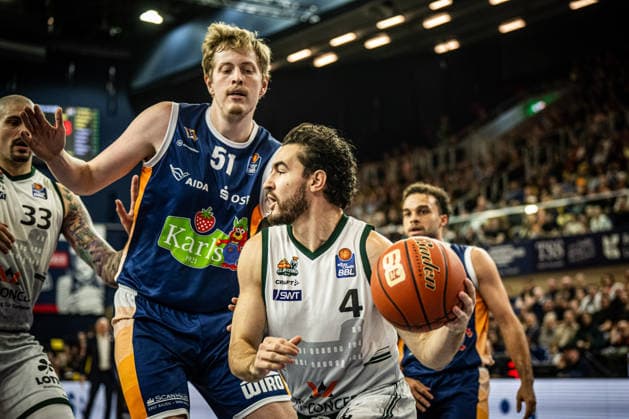 Rostock, Deutschland 06. März 2026: 1.BBL 2025 2026 Rostock Seawolves gegen VET-CONCEPT Gladiators Trier Im Bild: v. li. im Zweikampf Bent Leuchten (Rostock Seawolves) und Clay Guillozet (VET-CONCEPT Gladiators Trier) Copyright: xFotostandx xVoelkerx