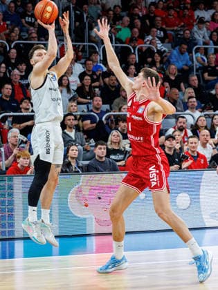 Ferdinand Zylka (Basketball Loewen Braunschweig, 06), Richard Balint (BMA365 Bamberg Baskets, 11), BMA365 Bamberg Baskets vs. Basketball Loewen Braunschweig, Basketball, easyCredit BBL, 22. Spieltag, 06.03.2026 BMA365 Bamberg Baskets vs. Basketball Loewen Braunschweig, Basketball, easyCredit BBL, 22. Spieltag, 06.03.2026 Bamberg Copyright: xEibner-Pressefoto G.xSantemizx EP_EER
