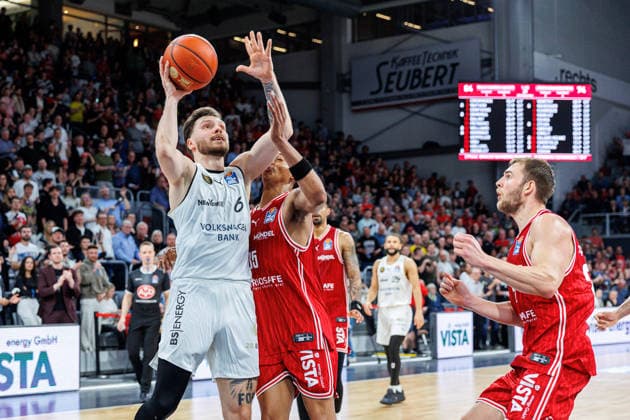 Ferdinand Zylka (Basketball Loewen Braunschweig, 06), Austin Crowley (BMA365 Bamberg Baskets, 85), Moritz Krimmer (BMA365 Bamberg Baskets, 27), BMA365 Bamberg Baskets vs. Basketball Loewen Braunschweig, Basketball, easyCredit BBL, 22. Spieltag, 06.03.2026 BMA365 Bamberg Baskets vs. Basketball Loewen Braunschweig, Basketball, easyCredit BBL, 22. Spieltag, 06.03.2026 Bamberg Copyright: xEibner-Pressefoto G.xSantemizx EP_EER