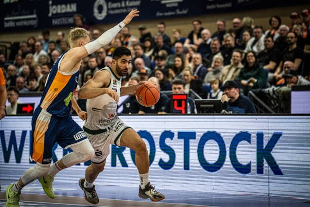Rostock, Deutschland 06. März 2026: 1.BBL 2025 2026 Rostock Seawolves gegen VET-CONCEPT Gladiators Trier Im Bild: v. li. im Zweikampf Lukasz Kolenda (Rostock Seawolves) und Behnam Yakhchali Dehkordi (VET-CONCEPT Gladiators Trier) Copyright: xFotostandx xVoelkerx