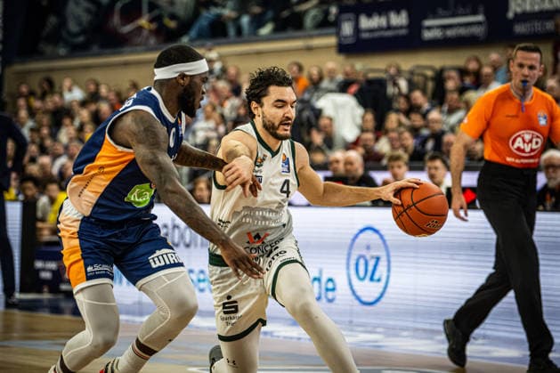 Rostock, Deutschland 06. März 2026: 1.BBL 2025 2026 Rostock Seawolves gegen VET-CONCEPT Gladiators Trier Im Bild: v. li. im Zweikampf TJ Crockett Jr. (Rostock Seawolves) und Clay Guillozet (VET-CONCEPT Gladiators Trier) Copyright: xFotostandx xVoelkerx