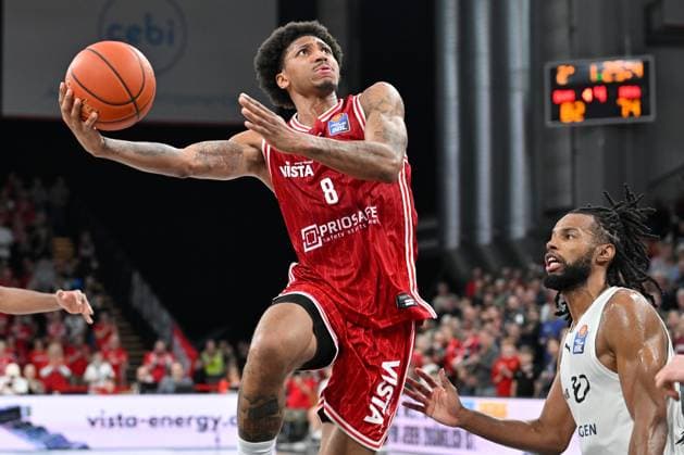 BAMBERG 06.03.2026 --- Basketball ---- easycredit 1. Basketball Bundesliga ---- 22. Spieltag: Bamberg Baskets vs Basketball Löwen Braunschweig --- Demarcus Demonia (8, Bamberg Baskets) mit Korbleger gegen Chip Flanigan (30, Basketball Löwen Braunschweig) Bamberg Baskets vs Basketball Löwen Braunschweig
