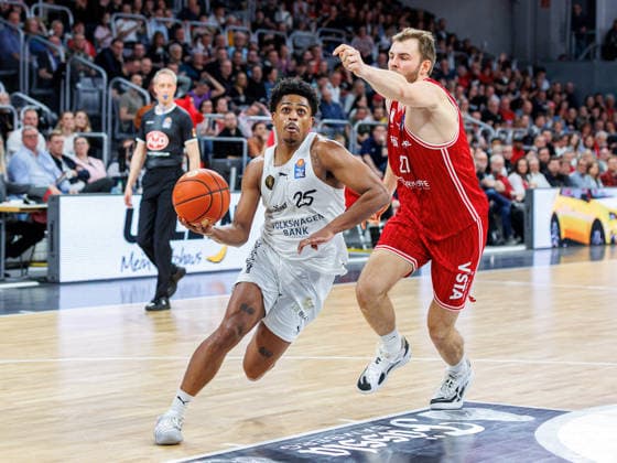 Grant Sherfield (Basketball Loewen Braunschweig, 25), Moritz Krimmer (BMA365 Bamberg Baskets, 27), BMA365 Bamberg Baskets vs. Basketball Loewen Braunschweig, Basketball, easyCredit BBL, 22. Spieltag, 06.03.2026 BMA365 Bamberg Baskets vs. Basketball Loewen Braunschweig, Basketball, easyCredit BBL, 22. Spieltag, 06.03.2026 Bamberg Copyright: xEibner-Pressefoto G.xSantemizx EP_EER