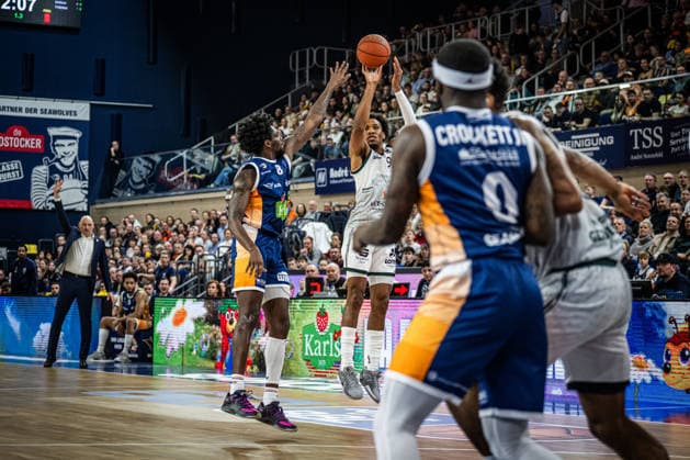 Rostock, Deutschland 06. März 2026: 1.BBL 2025 2026 Rostock Seawolves gegen VET-CONCEPT Gladiators Trier Im Bild: v.li. Kassim Nicholson (Rostock Seawolves) und Marco Hollersbacher (VET-CONCEPT Gladiators Trier) Copyright: xFotostandx xVoelkerx