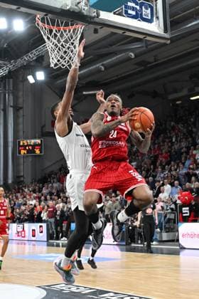 BAMBERG 06.03.2026 --- Basketball ---- easycredit 1. Basketball Bundesliga ---- 22. Spieltag: Bamberg Baskets vs Basketball Löwen Braunschweig --- Cobe Williams (24, Bamberg Baskets) gegen David NGuessan (1, Basketball Löwen Braunschweig) Bamberg Baskets vs Basketball Löwen Braunschweig