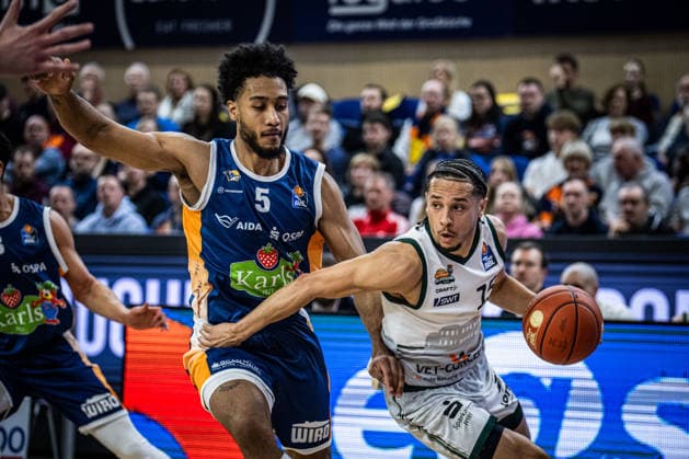 Rostock, Deutschland 06. März 2026: 1.BBL 2025 2026 Rostock Seawolves gegen VET-CONCEPT Gladiators Trier Im Bild: v. li. im Zweikampf D Shawn Schwartz (Rostock Seawolves) und Jordan Roland (VET-CONCEPT Gladiators Trier) Copyright: xFotostandx xVoelkerx